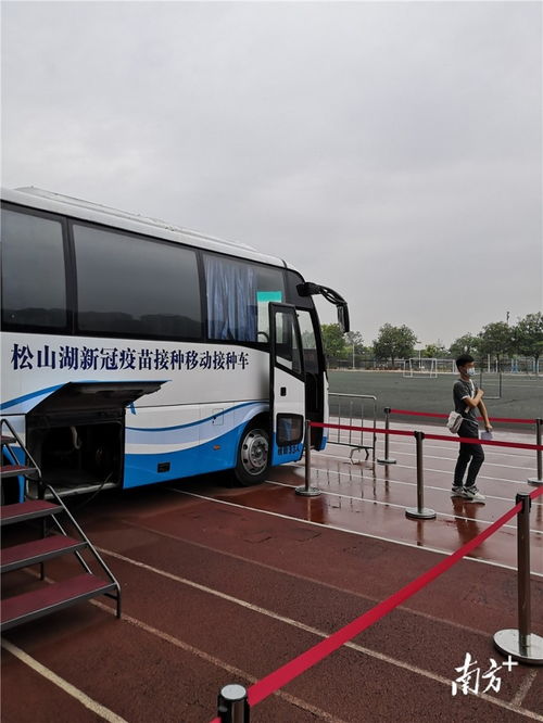 東莞啟用移動疫苗車與移動CT車，開啟高效便民健康服務新模式